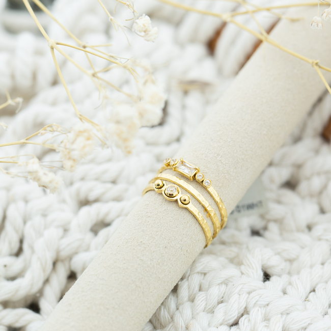 ZAG  Bijoux Driedubbele brede gouden ring met crystal steentje s
