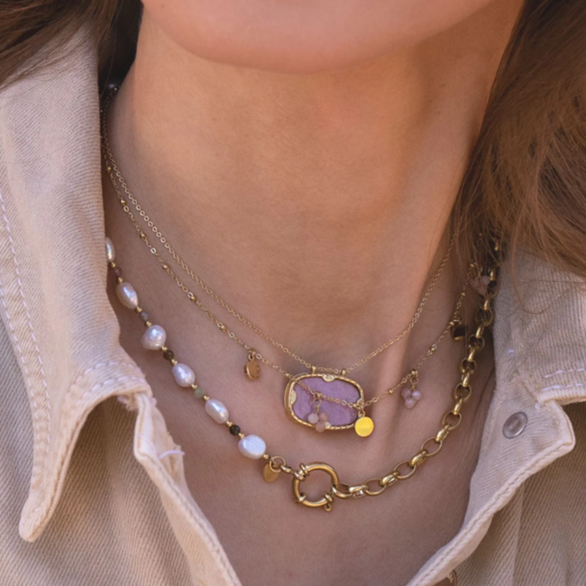 Gouden ketting met  roze stenen en witte parels