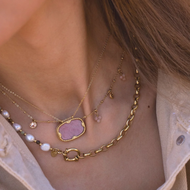 Gouden ketting met  roze stenen en witte parels