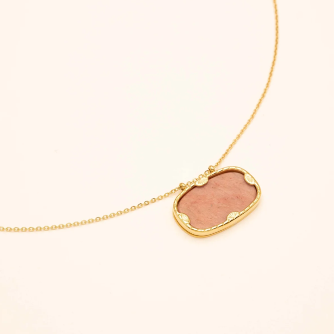 Gouden ketting met  roze stenen en witte parels