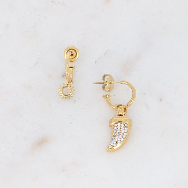 Goud ongelijke oorbellen met crystal tand