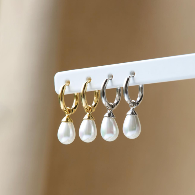 Goud of zilver oorringen met witte parel druppel