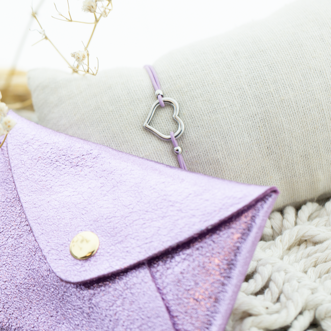 Giftset lila leer tasje en hart armband
