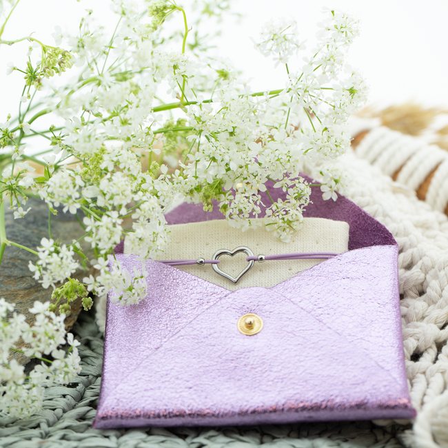Giftset lila leer tasje en hart armband