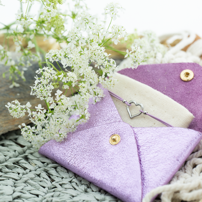 Giftset lila leer tasje en hart armband