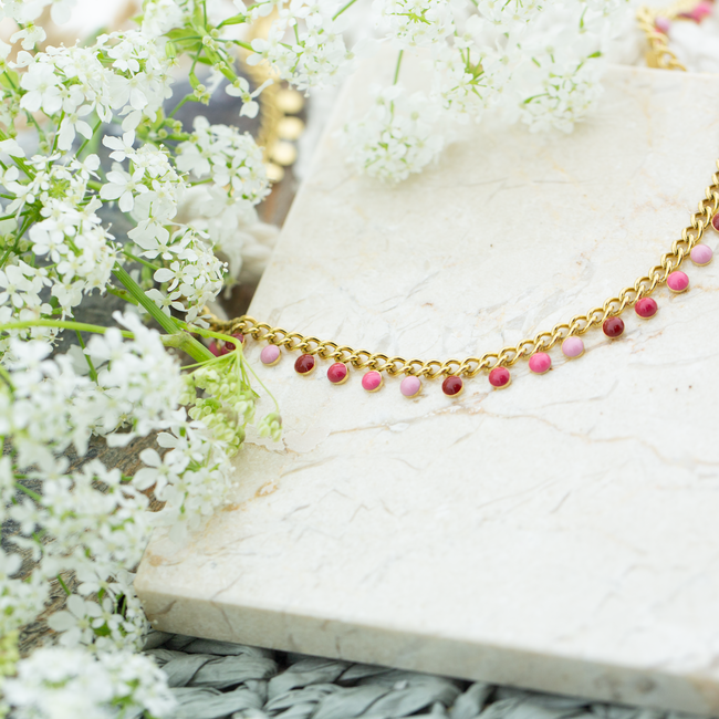 Beadle Ketting met roze rode en lila pailletjes