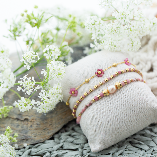 Beadle Roze natuursteen bloemen of parel armband