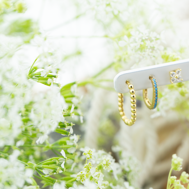 KARMA Goud met turquoise of bolletjes zirconia oorbellen