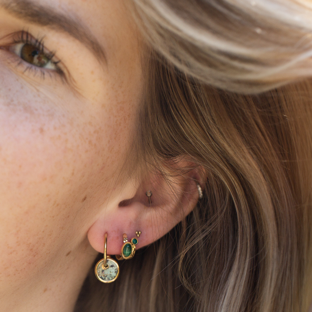 Turquoise steen oorbellen met bedels
