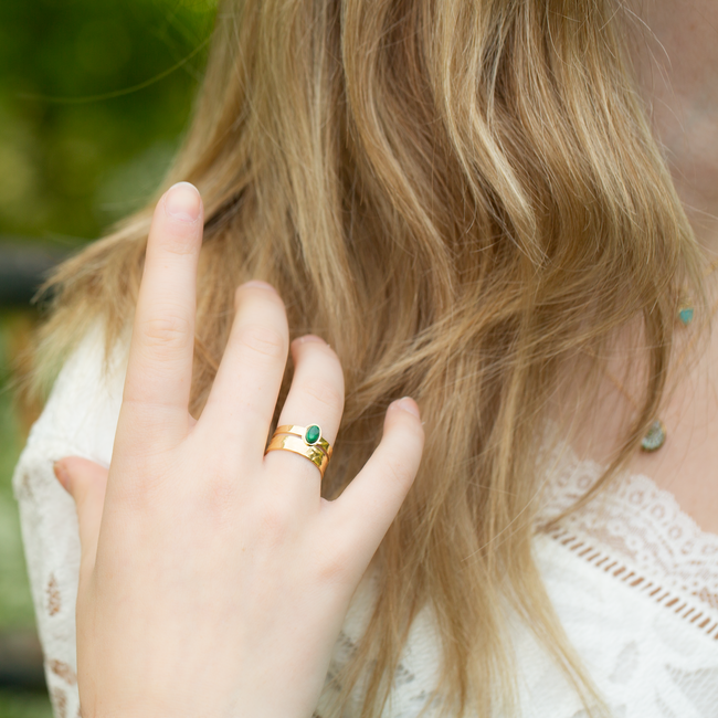 ZAG  Bijoux Goud brede ring met groene ovaal steen