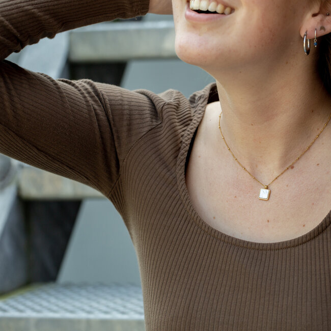 Goud vierkante parelmoer ketting