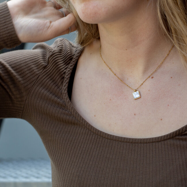 Beadle Goud vierkante parelmoer ketting