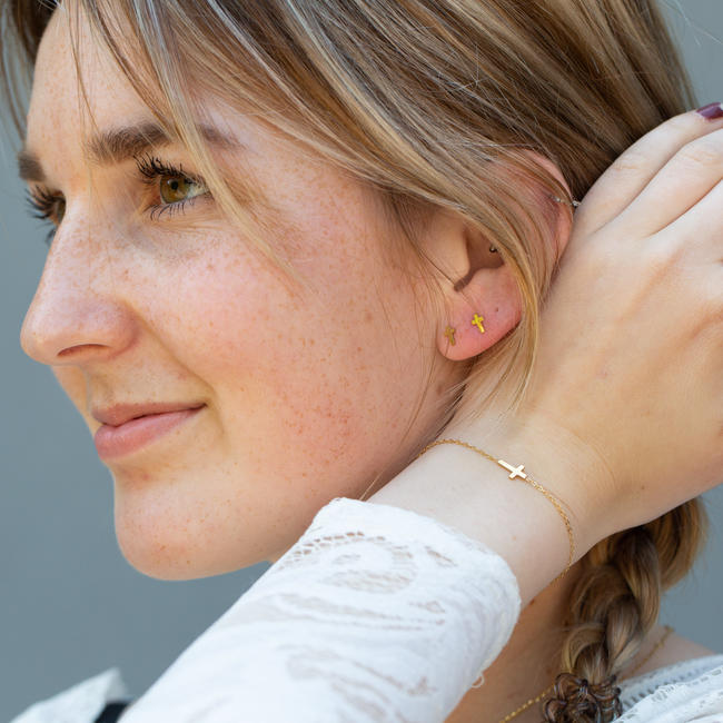 Day & Eve  Goud kruis oorbellen of armband