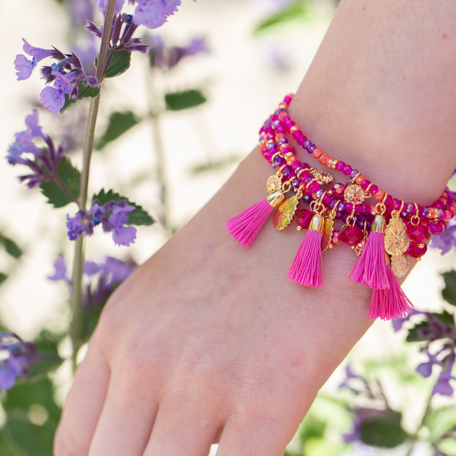 Knalroze armband met kwast