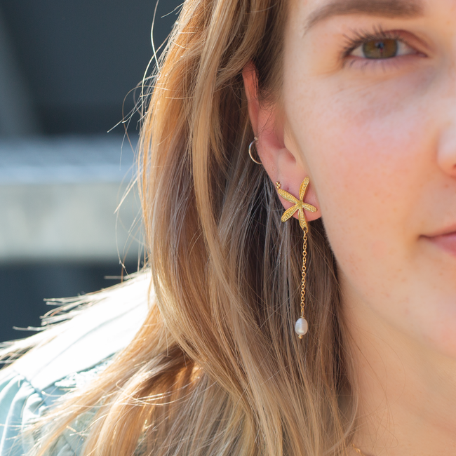 By Jam Gioielli Gouden bloem met parel oorbellen