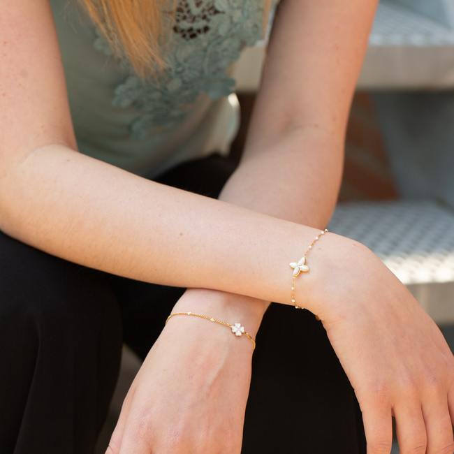 Armband met witte klaver of bloem