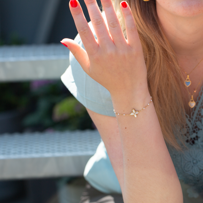 Armband met witte klaver of bloem