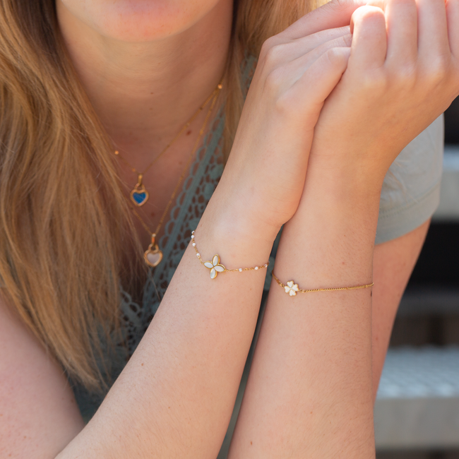 Armband met witte klaver of bloem