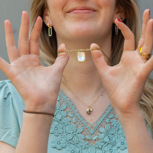 Bohm Paris Goud schakelketting met rechthoek parelmoerbedel of parelmoer ring