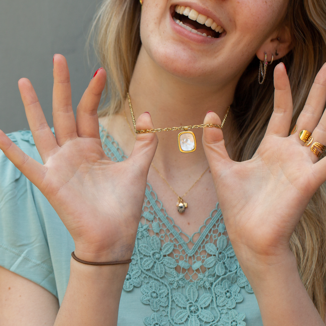 Bohm Paris Goud schakelketting met rechthoek parelmoerbedel of parelmoer ring