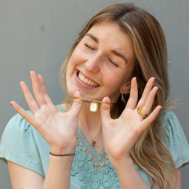 Bohm Paris Goud schakelketting met rechthoek parelmoerbedel of parelmoer ring