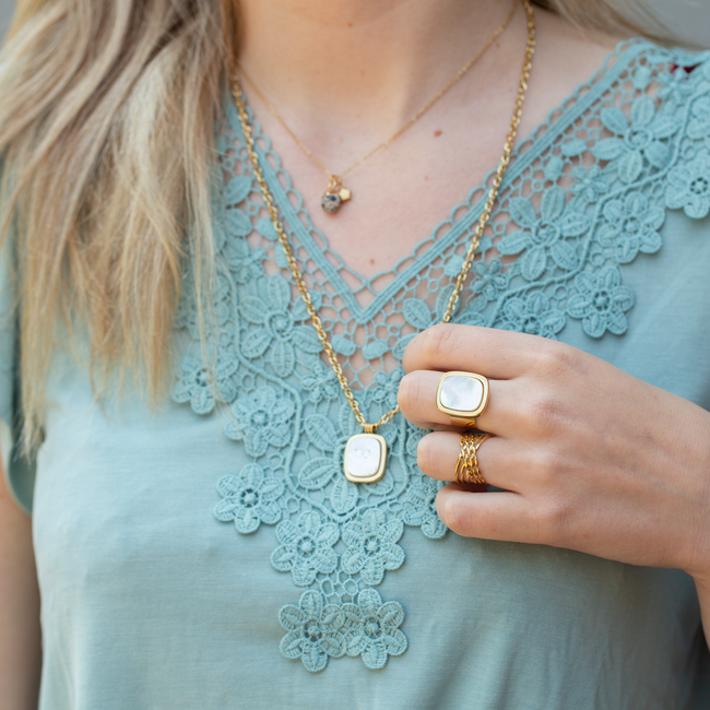 Bohm Paris Goud schakelketting met rechthoek parelmoerbedel of parelmoer ring