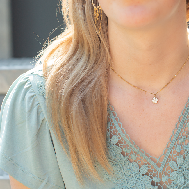 Goud ketting met witte klaver