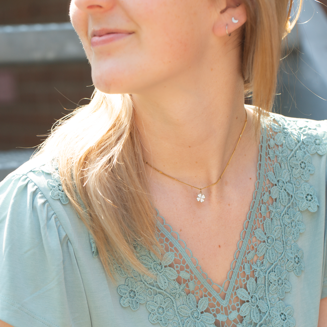 Goud ketting met witte klaver