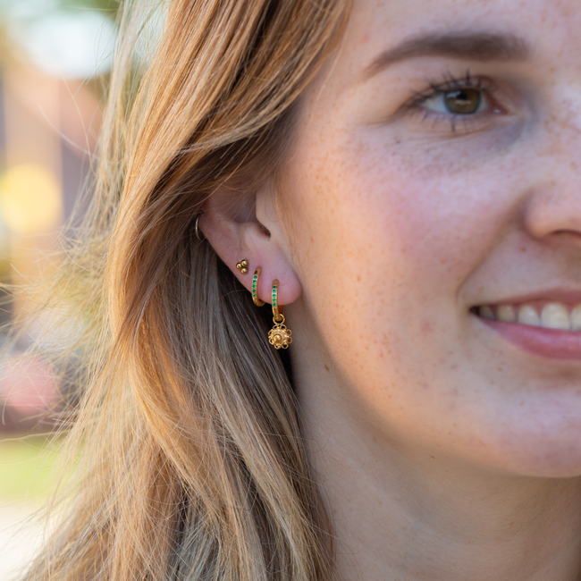 Goud Zeeuwse knop creool oorbellen met groene steentjes