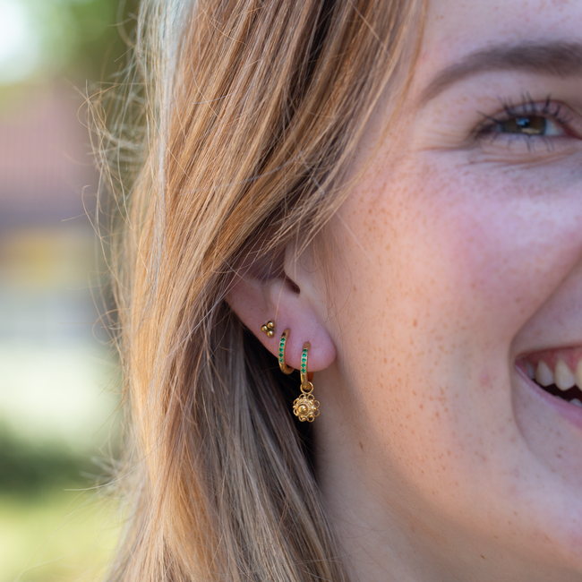 Goud Zeeuwse knop creool oorbellen met groene steentjes