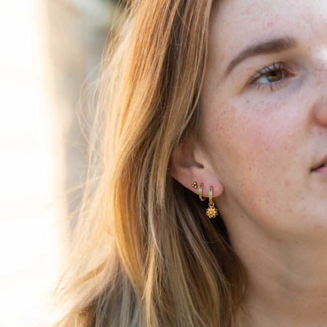 IXXXI Goud Zeeuwse knop creool oorbellen met groene steentjes