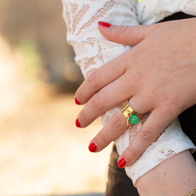 Beadle Goud brede ring met schelp en groene bloem