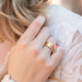 Beadle Goud brede ring met schelp en roze bloem