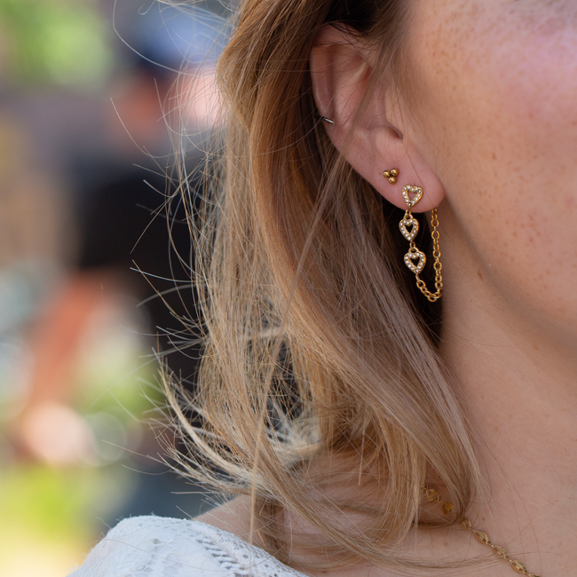 Glitter goud hart oorbellen met ketting onderlangs