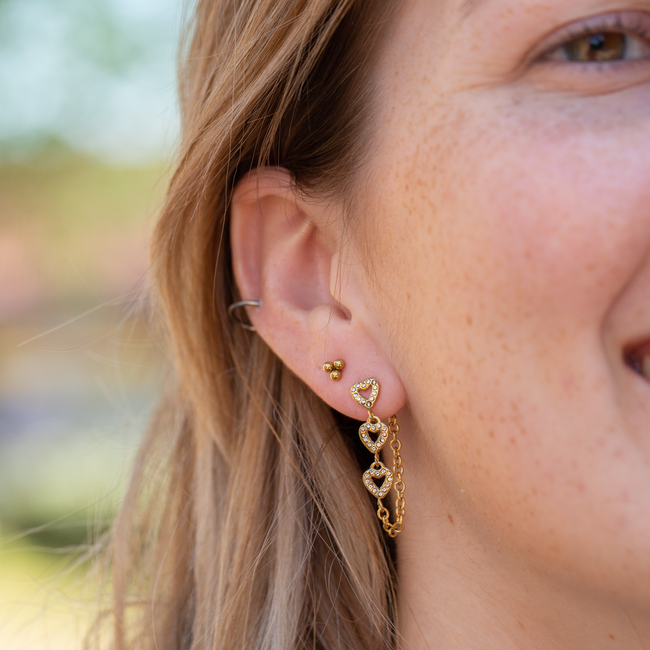 Glitter goud hart oorbellen met ketting onderlangs