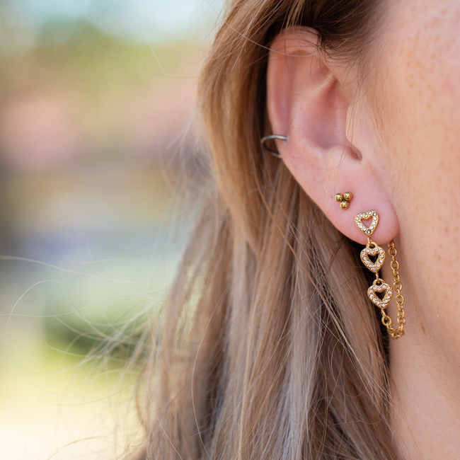 Glitter goud hart oorbellen met ketting onderlangs