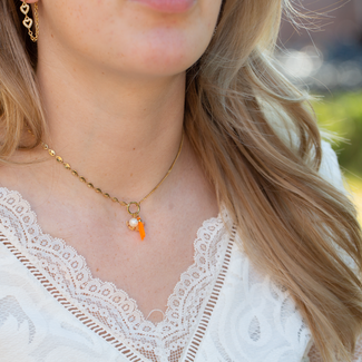 Beadle Goud ketting met ginko en oranje kwast