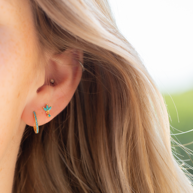 KARMA Goldplated oorbellen met turquoise crystal steentjes