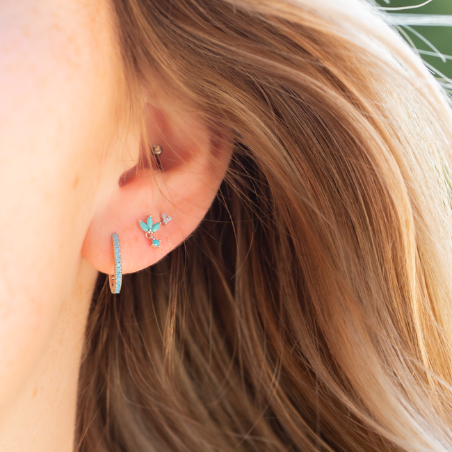 Goldplated oorbellen met turquoise crystal steentjes