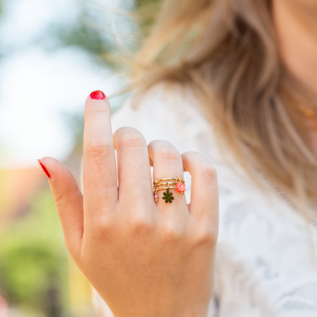 Goud brede open ring met oranje roze bloem