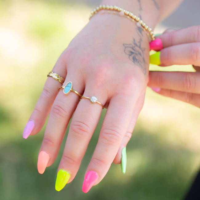 Goud ring schelp, turquoise of witte steen