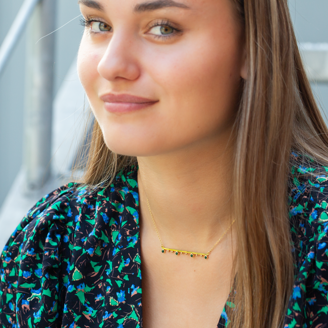 ZAG  Bijoux Gouden ketting met balkje en groene steentjes