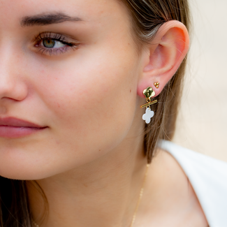 Day & Eve  Goud oorbellen met witte schelp klaver