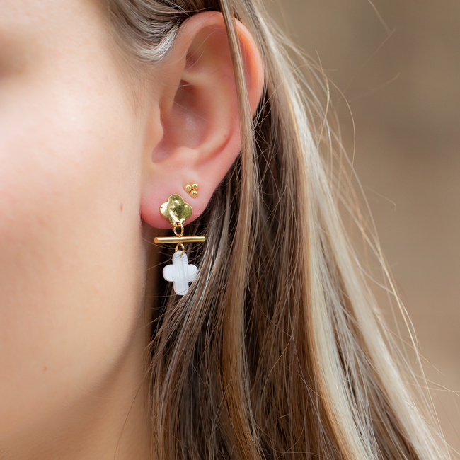 Day & Eve by Go Dutch Label Goud oorbellen met witte schelp klaver