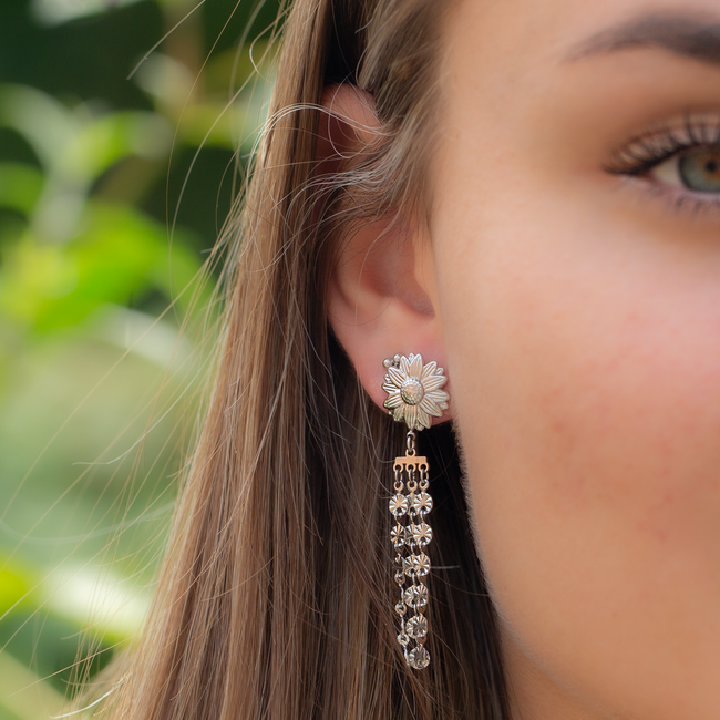 Day & Eve  Zilver lange zonnebloem oorbellen