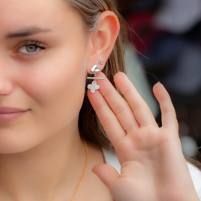 Zilver oorbellen met witte schelp klaver