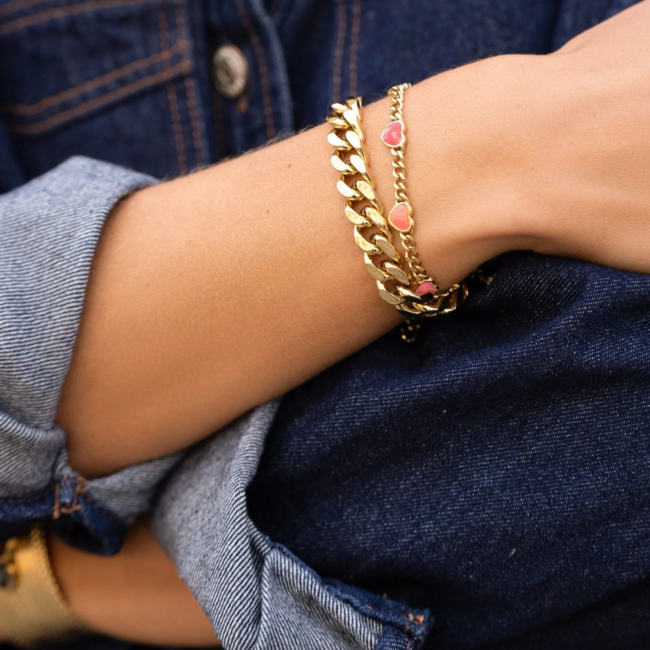 Goud schakelarmband met brede schakels of harten