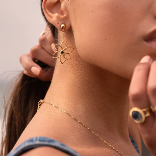 Ikita  Goud oorbellen met bloem en onyx steentje