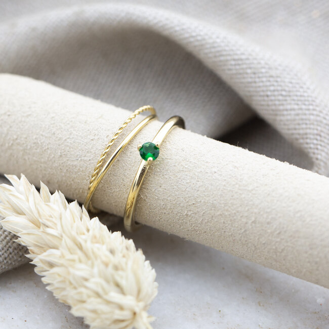 Goud ring met groen steentje of dubbele ring