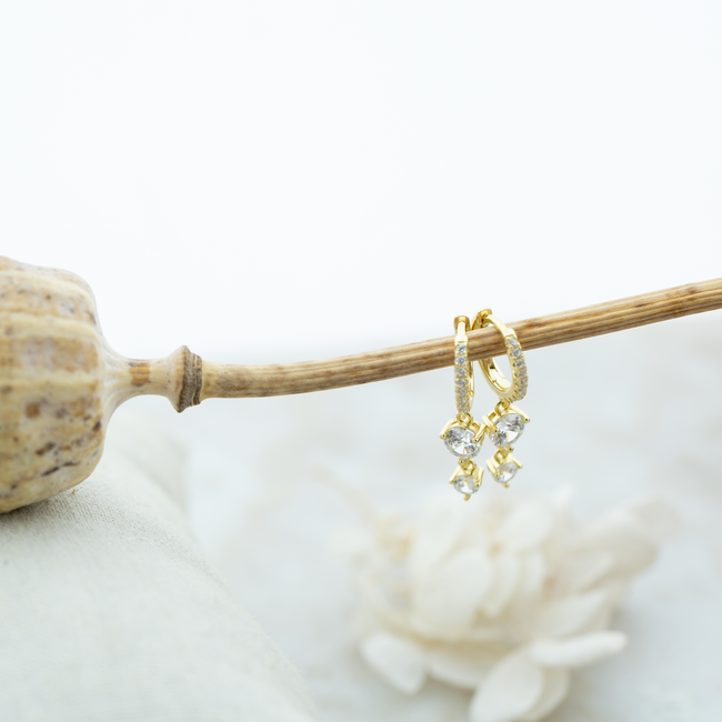 KARMA Goldplated zirconia oorringen met twee crystal stenen